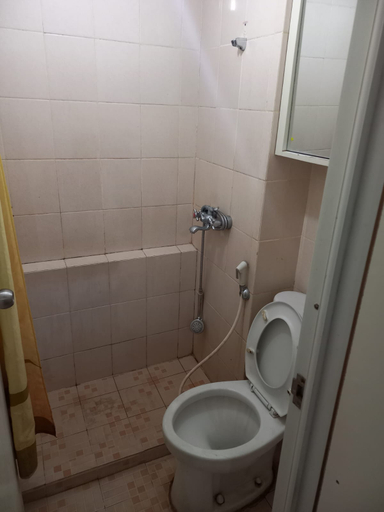 Bathroom, VieProperti Apartemen Kalibata City, South Jakarta