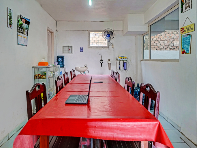 Food & Drinks 4, OYO 91872 Sweet 17 Kost (permanently closed), Palembang