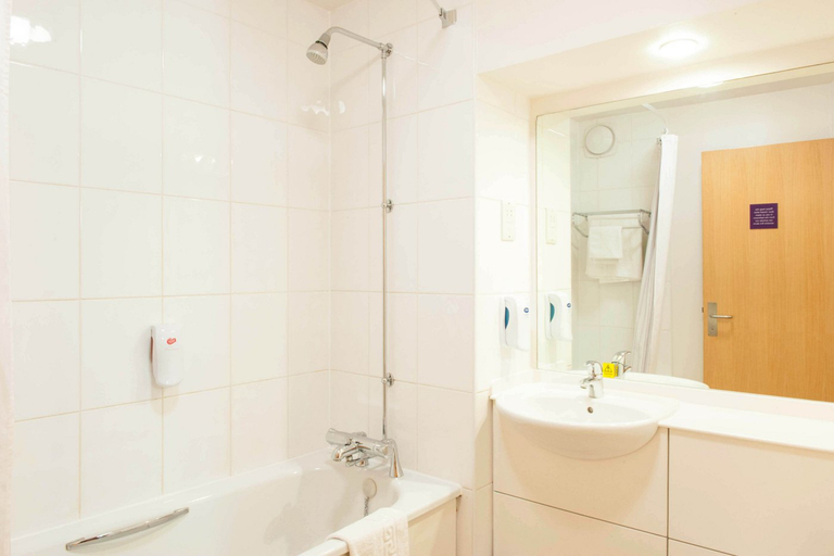 Bathroom, Premier Inn East Midlands Airport, Leicestershire