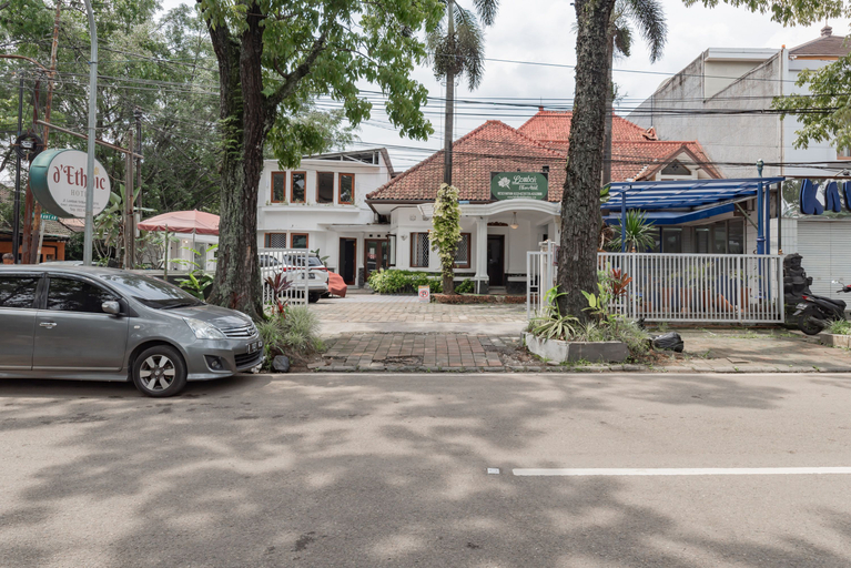 Exterior & Views 2, Urbanview De Ethnic Hotel Bandung by RedDoorz, Bandung