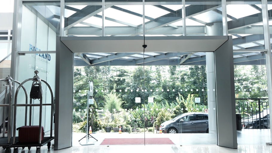 Exterior & Views 8