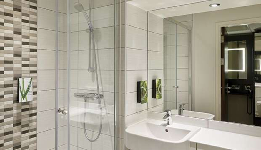 Bathroom 4, Premier Inn Cleethorpes, Lincolnshire