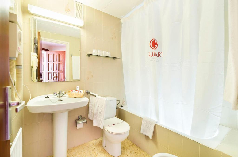 Bathroom 4, Apartamentos Guitart, Girona
