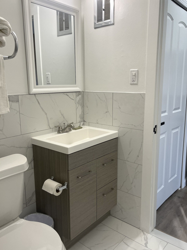 Bathroom 4, Downtown Inn, Oakland