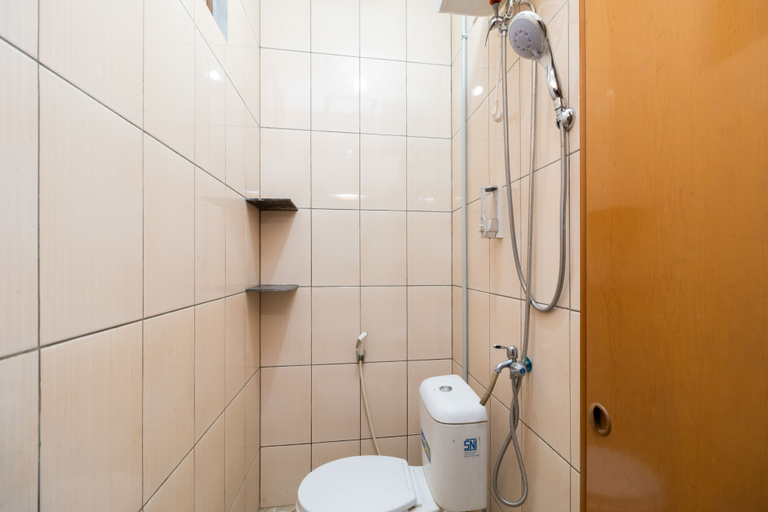 Bathroom, RedDoorz near RS Sari Asih Cipondoh, Tangerang