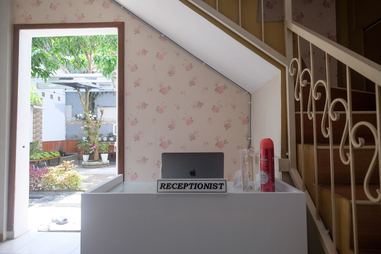 Public Area 2, RedDoorz Syariah near Kampus UNSOED Purwokerto, Banyumas