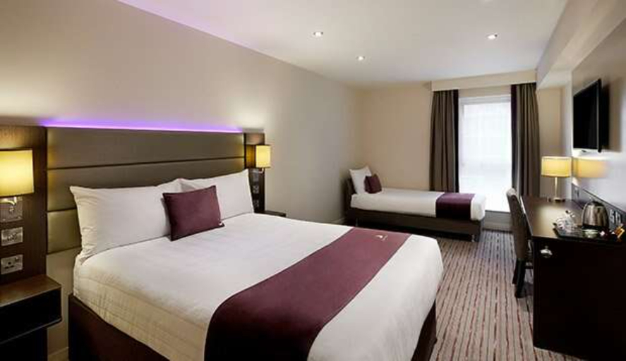 Bedroom 2, Premier Inn Gloucester - Quayside, Gloucestershire