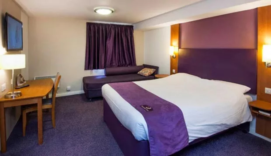 Bedroom 3, Premier Inn Glasgow Airport, Renfrewshire