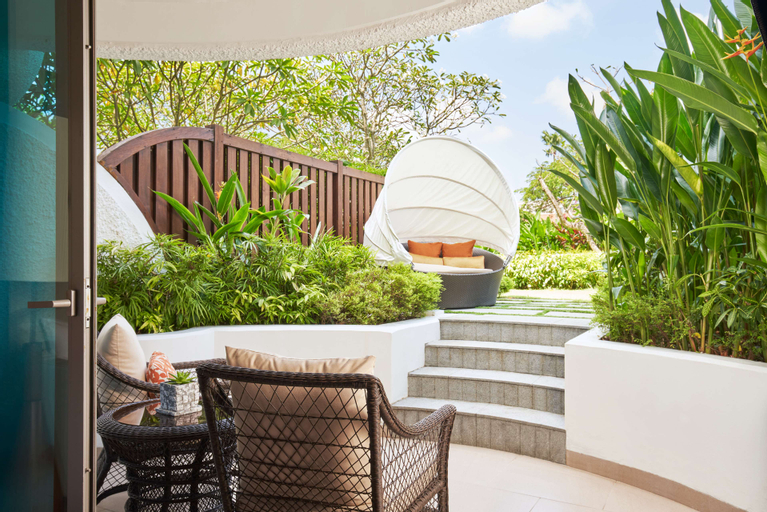 Exterior & Views 23