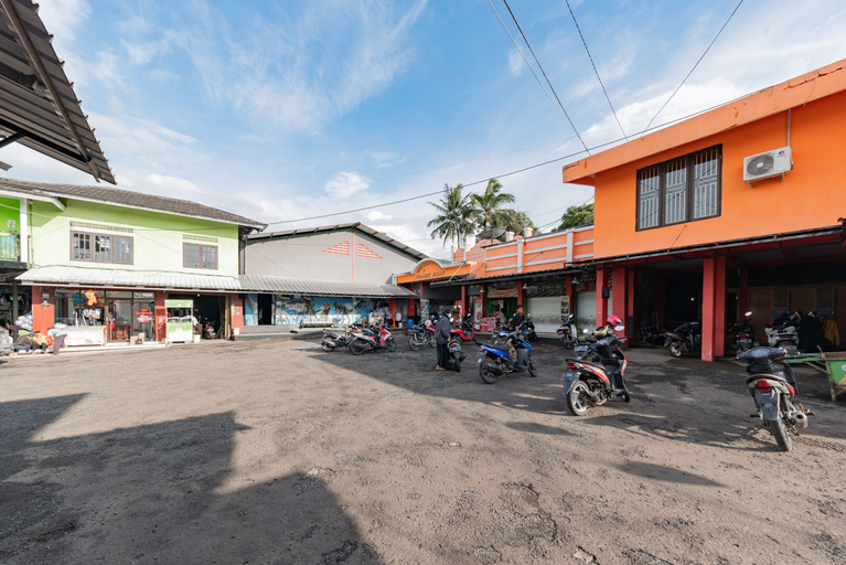 Exterior & Views 2, RedDoorz Resort Syariah @ Jaya Tirta Abadi, Purwakarta
