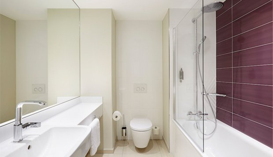 Bathroom 3, Premier Inn Dundee Centre, Dundee