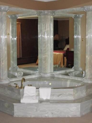 Bathroom 5, South Hill Lodge, Division No. 15