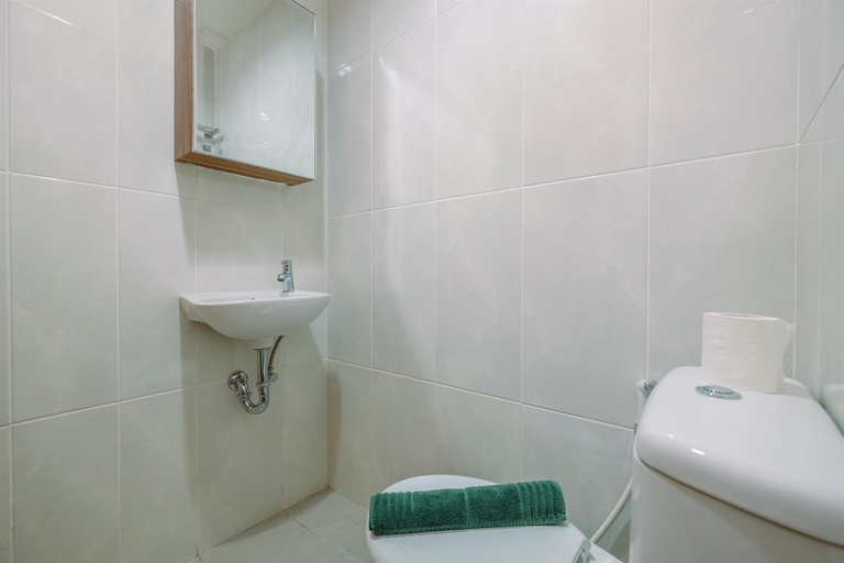 Bathroom 3, Nice and Spacious Studio at Evenciio Margonda Apartment By Travelio, Depok