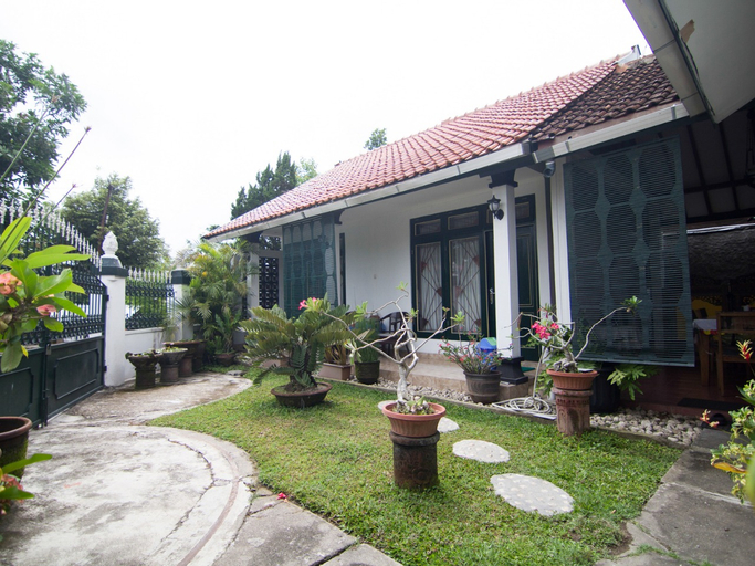 Exterior & Views 2, Griya Cemara Homestay, Sleman