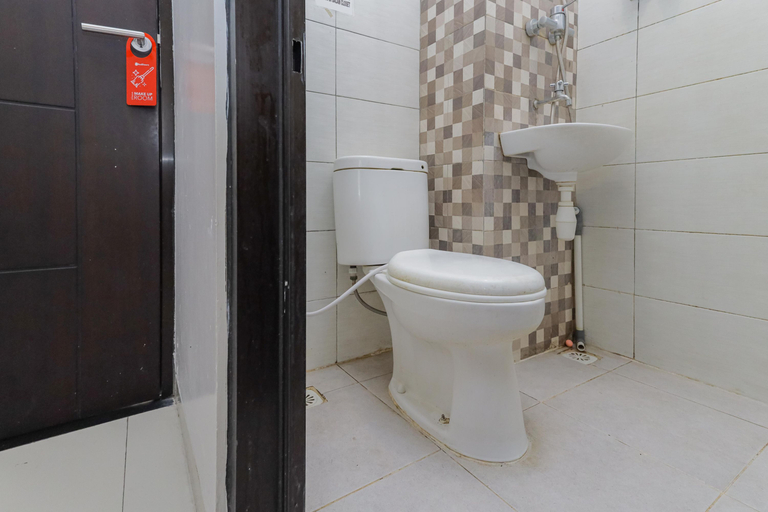 Bathroom 4, RedDoorz @ K23 Rungkut Madya, Surabaya