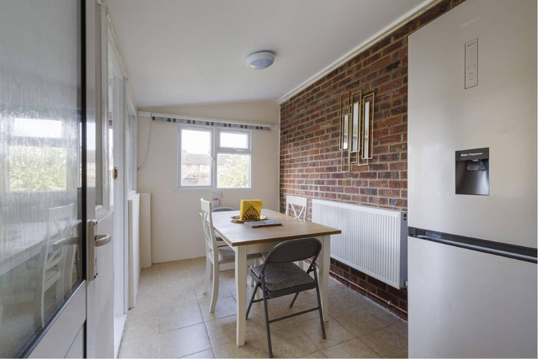 Others 2, Modern 4 bed house in Heathrow, London, Surrey