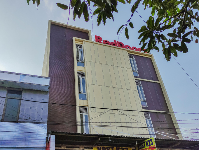 Exterior & Views 2, RedDoorz @ K23 Rungkut Madya, Surabaya