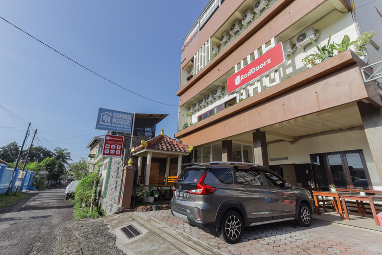 Exterior & Views 2, RedDoorz Syariah near Universitas Jember, Jember