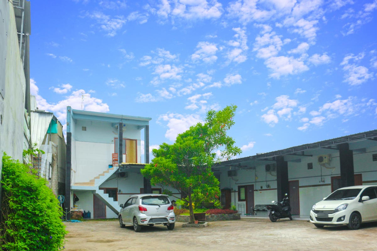 Exterior & Views 2, HP Residence Mitra RedDoorz near Alun Alun Kediri, Kediri
