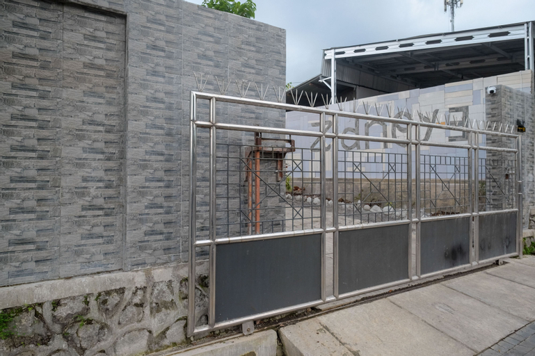 Exterior & Views 8