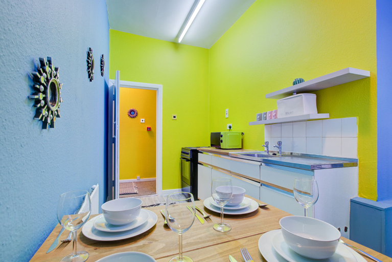 Dining, Inviting 2-bed Budget Apartments in Central London, London