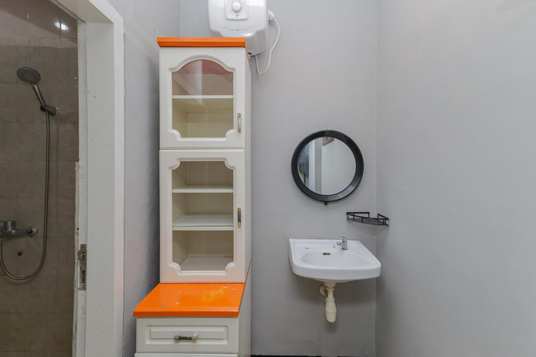 Bathroom 12