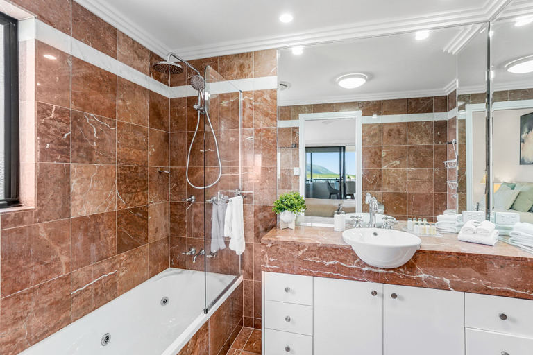 Bathroom 5, Belle Escapes Luxury Penthouse with Ocean Views, Cairns