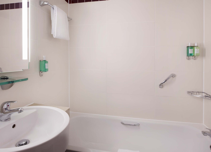 Bathroom 5, Leonardo Hotel Leeds , Leeds