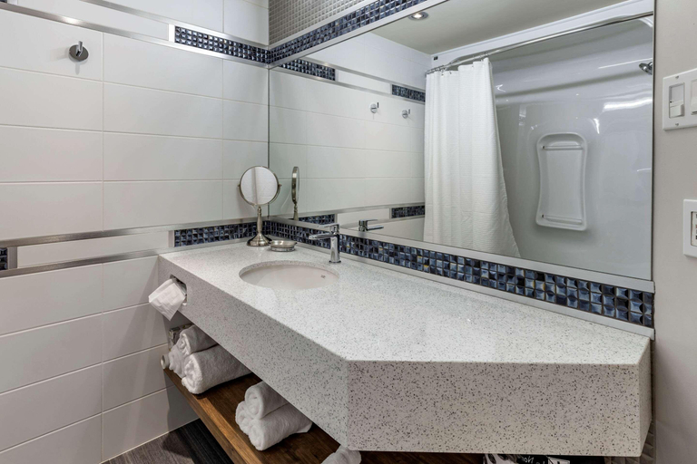 Bathroom 4, Le Noranda Hotel & Spa, an Ascend Collection Hotel, Rouyn-Noranda