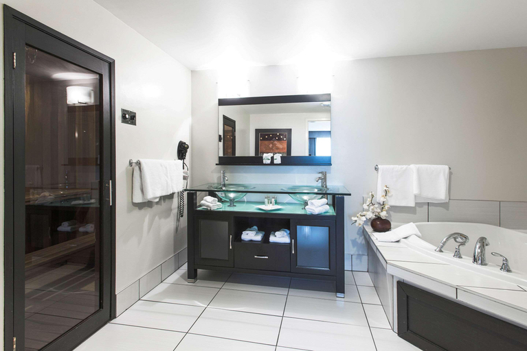 Bathroom 5, Le Noranda Hotel & Spa, an Ascend Collection Hotel, Rouyn-Noranda