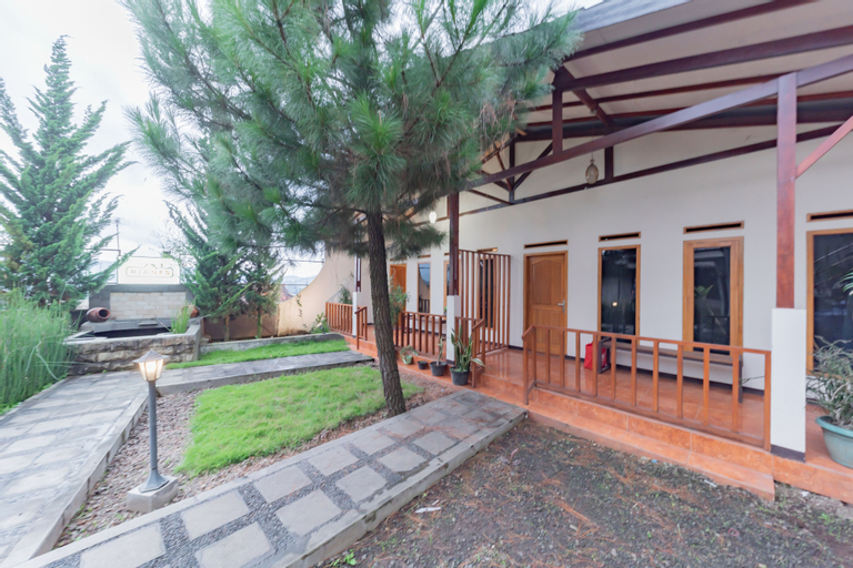 Exterior & Views 4, RedDoorz near Cikole Lembang, Bandung