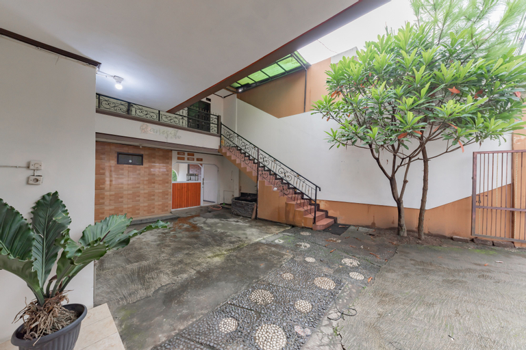 Exterior & Views 2, RedDoorz near Cikole Lembang, Bandung