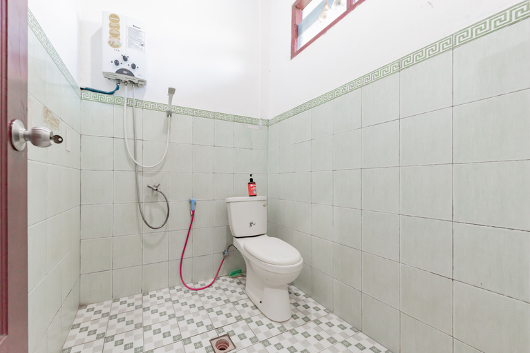 Bathroom 5, RedDoorz near Samarinda Square, Samarinda