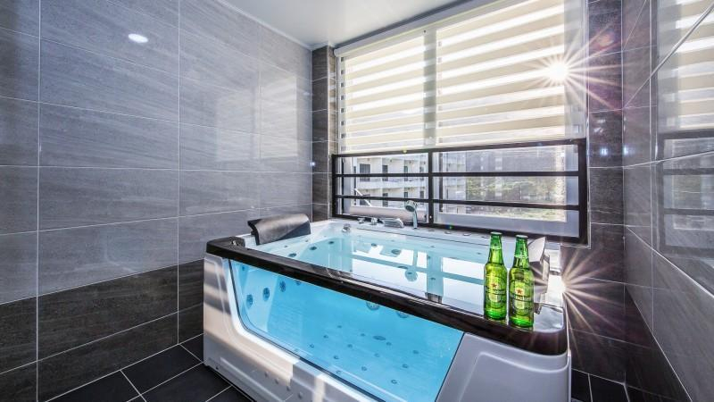 Bathroom, White Black Pension in Geoje Island, Geoje