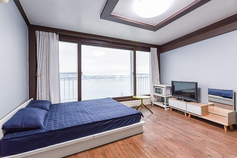 Bedroom 3, Tongyeong Gaetbawi Pension, Tongyeong