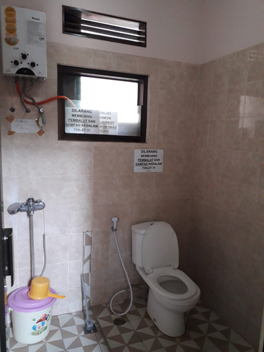 Bathroom 5, Villa Edelweis 2B, Kusuma Estate KWB, Malang