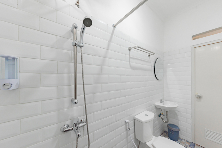 Bathroom 4, RedDoorz Plus near Surapati Core, Bandung