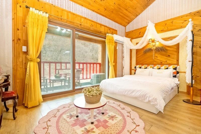 Bedroom 3, Gyeongju Forest Garden Pension, Gyeongju