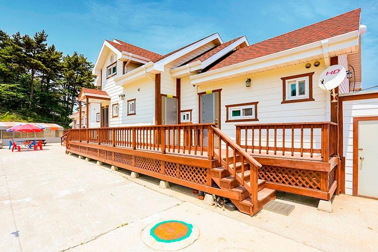 Exterior & Views 1, Taean Teuranjageunseong Pension, Taean