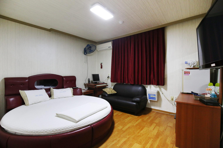 Bedroom 3, Yesan Grand Motel, Yesan