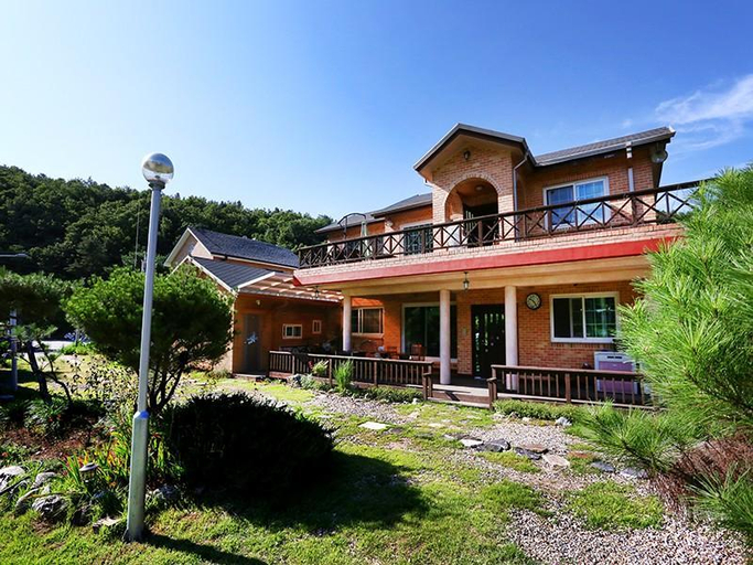 Exterior & Views, Yangpyeong Jinggumdari Pension, Yangpyeong