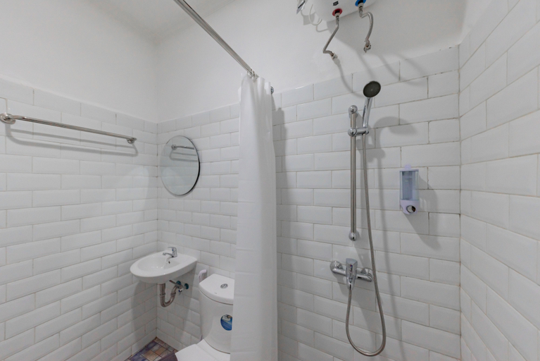 Bathroom 4, RedDoorz Plus near Surapati Core, Bandung
