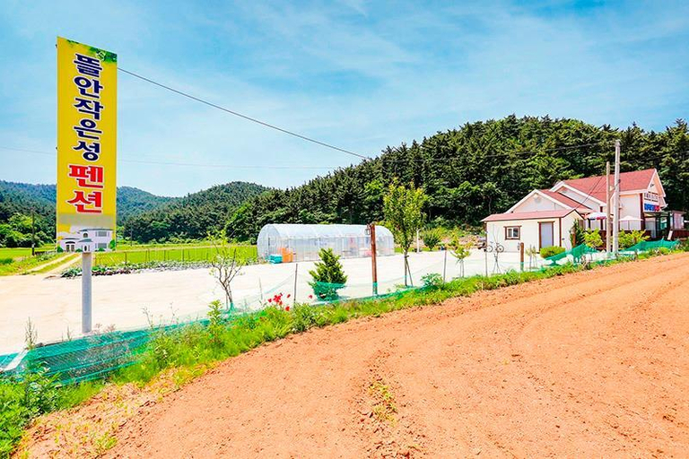 Others 4, Taean Teuranjageunseong Pension, Taean