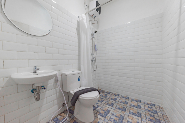 Bathroom 4, RedDoorz Plus near Surapati Core, Bandung