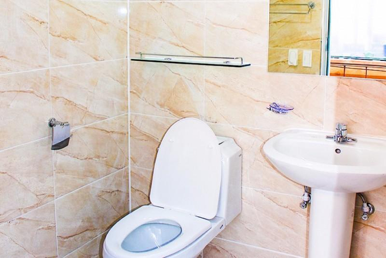 Bathroom 2, Danyang Leaders Pension, Danyang