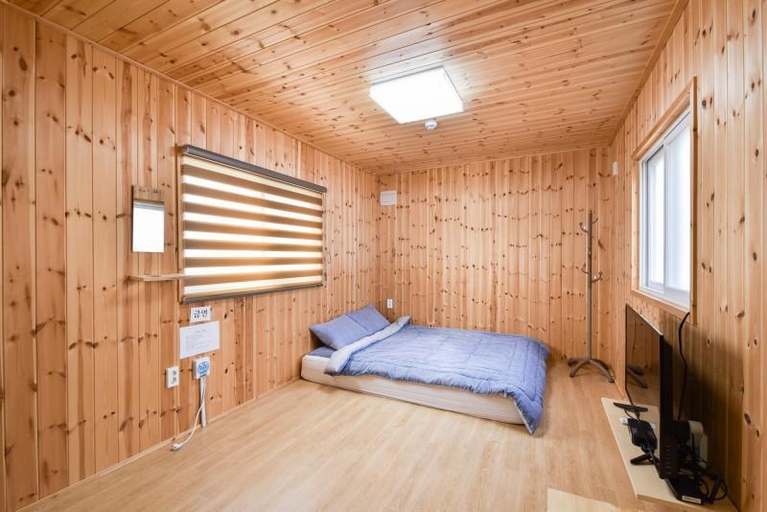 Bedroom 2, Hongseong Nemo Pension, Hongseong