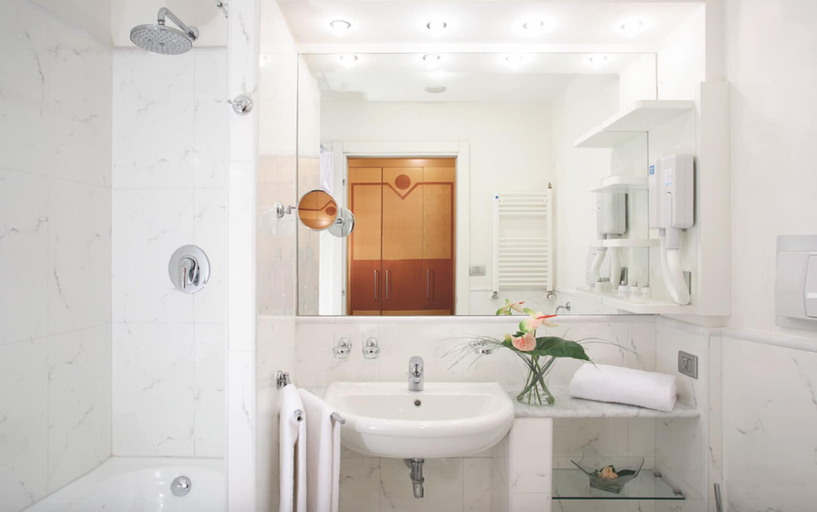 Bathroom 4, Residence I Triangoli, Roma