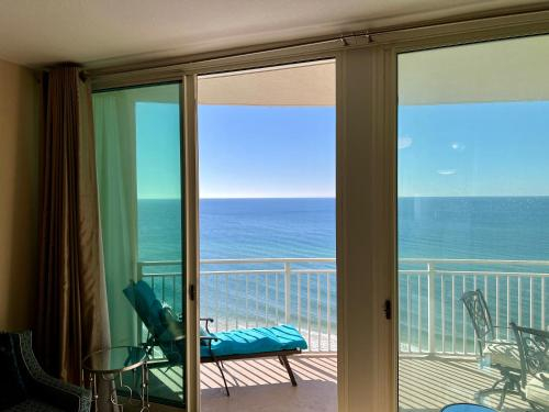 Aqua Beach Resort! Beachfront Condo! 2BD Plus Bunks! Walk to Pier Park!, Bay