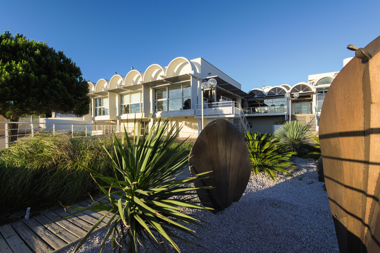 Exterior & Views