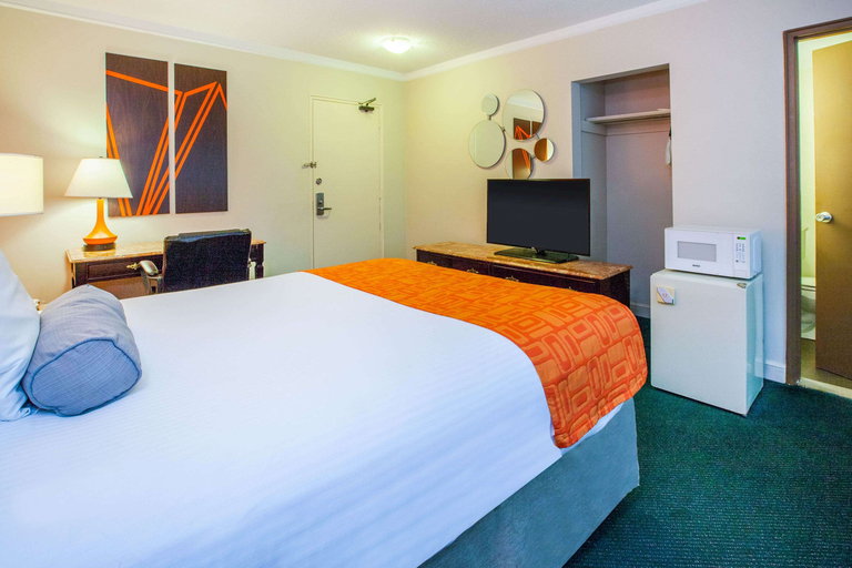 Bedroom 5, SureStay Plus by Best Western Windsor, Essex